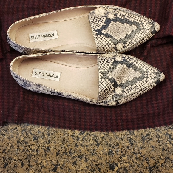 ■■SOLD■■STEVE MADDEN FEATHER SNAKESKIN FLATS - Picture 2 of 9